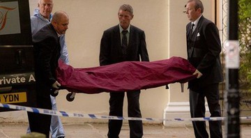 O corpo da cantora Amy Winehouse é retirado de sua casa, neste sábado, 23, em Londres; a cantora morreu aos 27 anos - AP