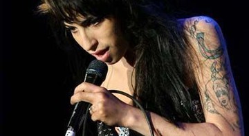 Amy Winehouse morreu em sua cama, segundo representante, e foi encontrada por segurança - AP