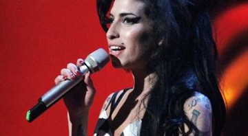 Amy Winehouse recebendo o prêmio de melhor artista britânica feminina, no BRIT Music Awards, em 14 de fevereiro de 2007 - AP