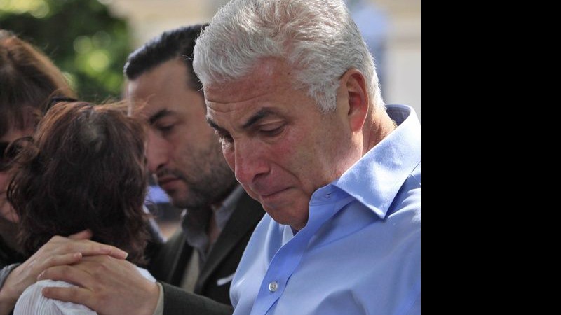 Mitch Winehouse lamenta a morte da filha, enquanto Janis (ao fundo) é consolada