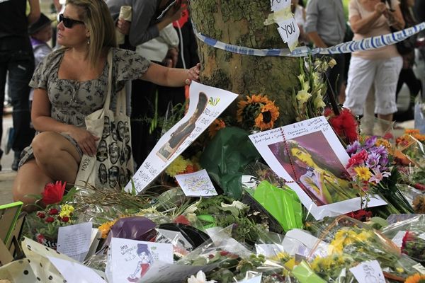 Fãs deixam flores, desenhos, poemas e bebidas perto da casa de Amy Winehouse