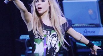 Avril Lavigne usou uma camiseta com sua própria foto em show em SP - MRossi