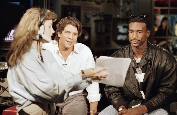 Mark Goodman (centro), entrevistando o jogador de futebol americano Eric Dickerson durante um programa na MTV, em 1987