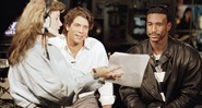 Mark Goodman (centro), entrevistando o jogador de futebol americano Eric Dickerson durante um programa na MTV, em 1987 - AP