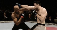 <b>O NÚMERO 1</b> Anderson Silva (à esq.) em ação: brasileiro é principal ídolo do UFC na atualidade - ILUSTRAÇÃO SOBRE FOTO: DANIEL MANGIONE/ DIVULGAÇÃO