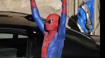 Andrew Garfield no set de <i>The Amazing Spider-Man</i>, cuja continuação já tem data para chegar aos cinemas - Reprodução/SuperHeroHype