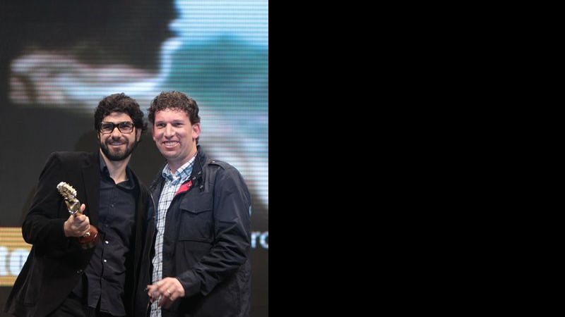 Gustavo Pizzi recebe prêmio de melhor diretor por Riscado