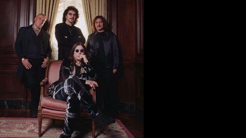 Ozzy Osbourne ao centro, com Bill Ward, Tony Iommi e Geezer Butler, em 1998