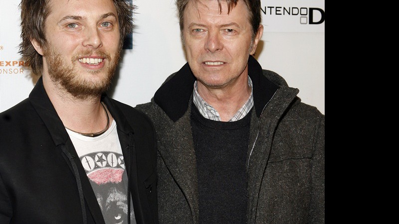 Ao lado do filho, o cineasta Duncan Jones, em 2009. O pai acompanhou Duncan na première do filme Moon, no Festival de Tribeca.

