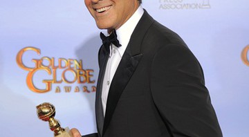 George Clooney com seu Globo de Ouro - AP
