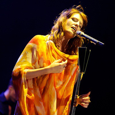 Florence Welch subiu ao palco do Summer Soul descalça e com um vestido esvoaçante amarelo e laranja