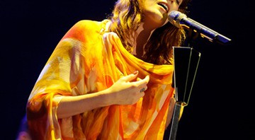 Florence Welch subiu ao palco do Summer Soul descalça e com um vestido esvoaçante amarelo e laranja - Stephan Solon / XYZ Live / Divulgação