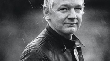 PROCURADO </n> “Não tenho um ego gigante”, diz Assange na propriedade secreta onde mora, na Inglaterra. “Só sou firme ao dizer não” - Max Vadukul