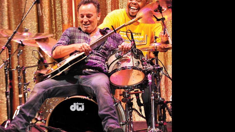 CAINDO NA ESTRADA  Springsteen se joga na bateria de Joffo Simmons durante show especial nos Estados Unidos, em janeiro