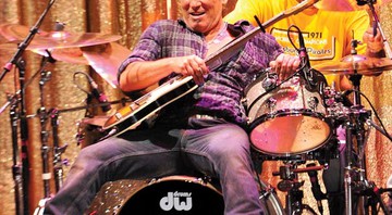 CAINDO NA ESTRADA  Springsteen se joga na bateria de Joffo Simmons durante show especial nos Estados Unidos, em janeiro - MIKE COPPOLA/GETTY IMAGES