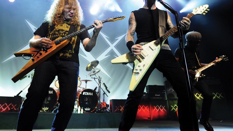 VELHA TURMA  Dave Mustaine (à esq.) se juntou a James Hetfield no palco do Metallica na noite mais intensa dos shows