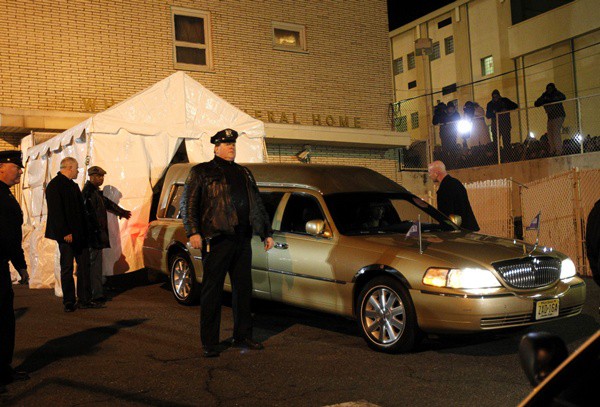 Corpo de Whitney Houston chega a casa funerária em Newark, nos Estados Unidos, cidade natal da cantora 