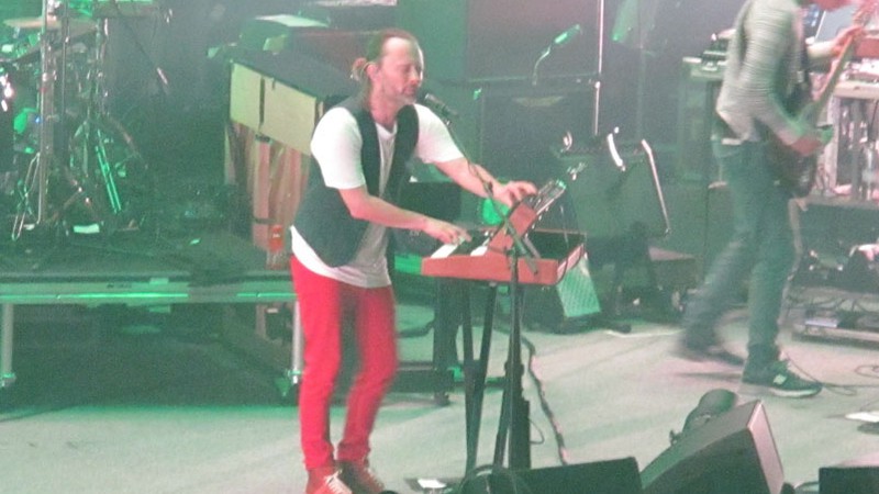 Thom Yorke se revezou entre guitarra, violão e teclados durante a apresentação