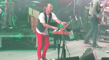 Thom Yorke se revezou entre guitarra, violão e teclados durante a apresentação - Alexandre Lopes