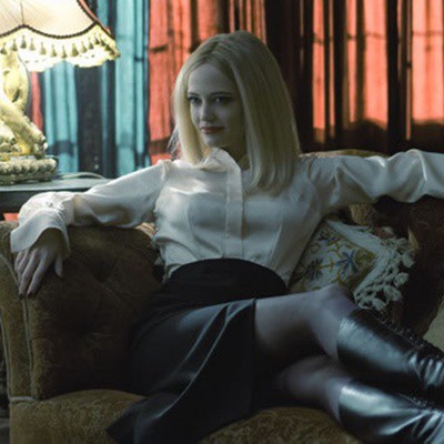 Em Dark Shadows, Eva Green é Angelique Bouchard, uma bruxa apaixonada por Barnabas Collins (Johnny Depp)