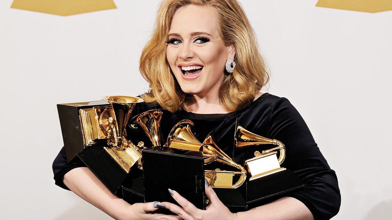 CAMPEÃ  Adele não só recebeu muitos prêmios no Grammy, mas também voltou a cantar