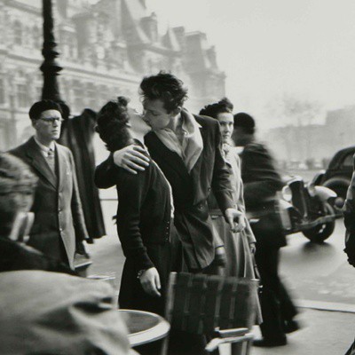 "Le baiser de l´Hôtel de Ville”, de 1950, é considera a imagem mais icônica da carreira de Doisneau e até hoje é um dos selos postais mais vendidos na França.