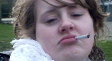 Adele fumando um cigarro ao ar livre, aos 16 anos. - Reprodução/The Sun
