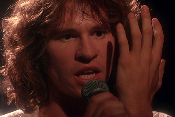 Jim Morrison

The Doors (1991)

O líder do Doors chegou às telas vivido por Val Kilmer (foto), com direção de Oliver Stone, e, quase 30 anos depois do fim da banda, ajudou a fortalecer o legado do músico.
