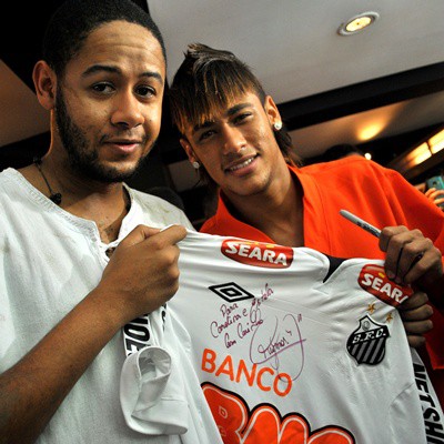 Emicida ganhou camiseta autografada pelo craque do Santos.