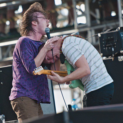 O Cage the Elephant, liderado pelo vocalista Matt Schultz, começou sua apresentação no Lollapalooza com "One Ear", de seu primeiro álbum homônimo.