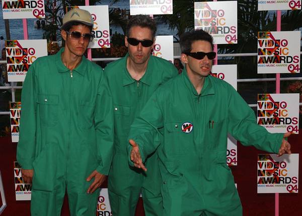 O Beastie Boys (Adam Yauch ao centro) no MTV Video Music Awards, em agosto de 2004