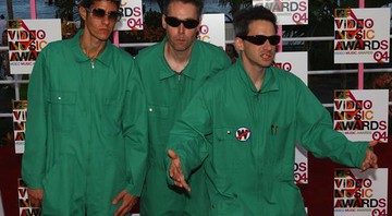 O Beastie Boys (Adam Yauch ao centro) no MTV Video Music Awards, em agosto de 2004 - AP