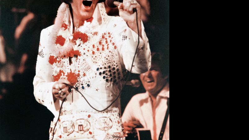 VIA SATÉLITE Elvis, em 1973, no show Aloha from Hawaii trajando o icônico macacão American Eagle