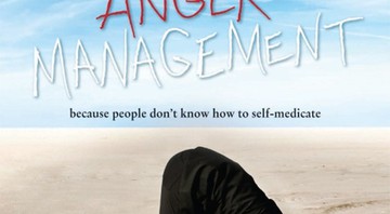 Charlie Sheen enterra a cabeça na areia em cartaz de Anger Management. - Reprodução