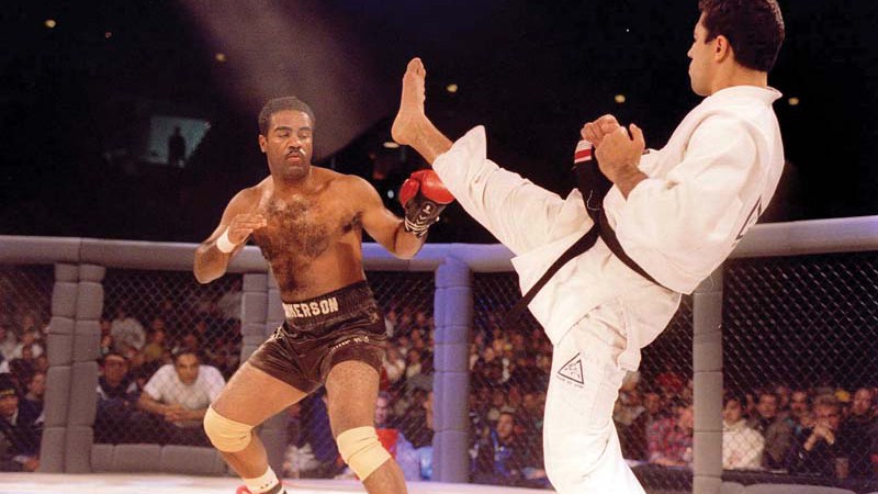 <b>O COMEÇO DE TUDO</b> Royce Gracie (à dir.), em ação em uma das primeiras edições do Ultimate Fighting Championship, em 1993 - MARKUS BOESCH/GETTYIMAGES