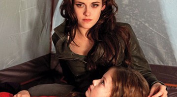 Kristen Stewart e Mackenzie Foy em A Saga Crepúsculo: Amanhecer - Parte 2 - Reprodução/EW