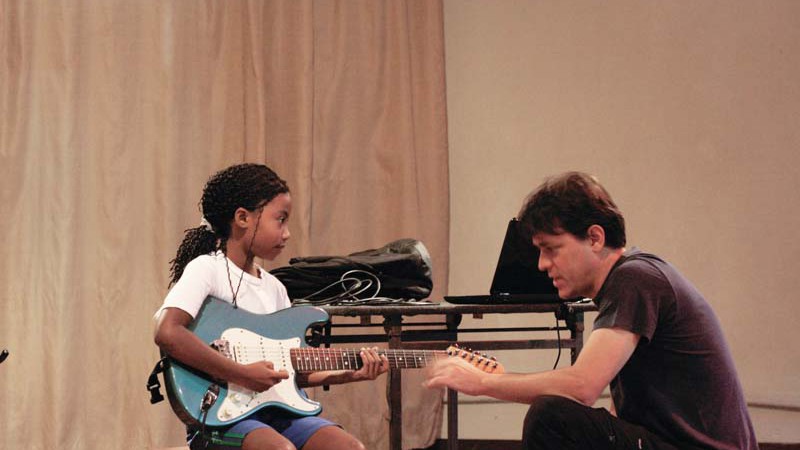 GIRL POWER  Raiany, de apenas 8 anos, aprende os primeiros acordes com o Professor Fernando