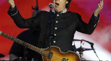 Paul McCartney se apresentando no jubileu de diamante da rainha Elizabeth II, na Inglaterra - AP