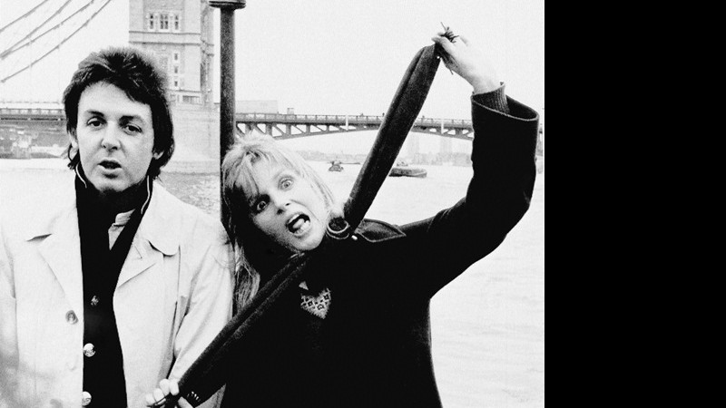 Paul e Linda fazem graça durante viagem pelo Rio Tâmisa, em Londres, na promoção do álbum London Town (1978)