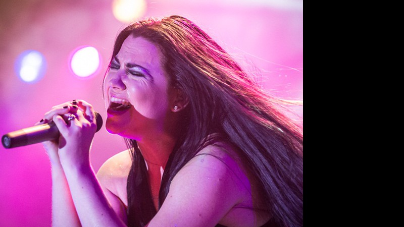 Liderada por Amy Lee, Evanescence atraiu legião de fãs ao Espaço das Américas