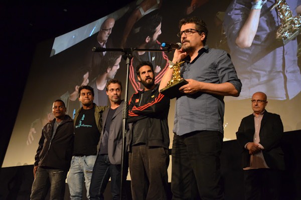 <i>O Som ao Redor</i>, de Kleber Mendonça Filho, ganhou prêmio de Melhor Filme, além de ter rendido ao diretor também o troféu de Melhor Roteiro - Davi de Almeida / Divulgação