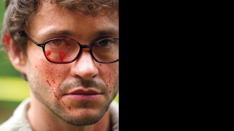 Will Graham (Hugh Dancy) com sangue nos óculos em Hannibal