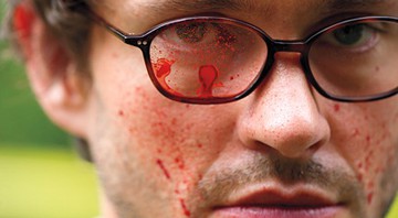Will Graham (Hugh Dancy) com sangue nos óculos em Hannibal - Reprodução / EW