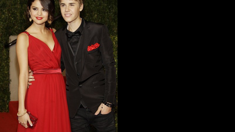 Justin Bieber e Selena Gomez - Selena Gomez e Justin Bieber chegando à festa pós-Oscar da revista Vanity Fair, na Sunset Tower, em Los Angeles, Califórnia, no dia 27 de fevereiro de 2011.
