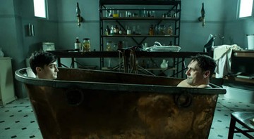 Radcliff e Hamm em inusitada cena em que dividem um banho de banheira - Reprodução