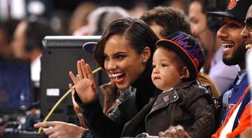 Alicia Keys ao lado do filho, Egypt, e do marido, Swizz Beatz, em um jogo de basquete em novembro de 2012, nos Estados Unidos - AP