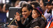 Alicia Keys ao lado do filho, Egypt, e do marido, Swizz Beatz, em um jogo de basquete em novembro de 2012, nos Estados Unidos - AP