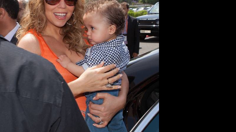 Mariah Carey levou seu filho Moroccan Scott a Rabat, capital do Marrocos, onde cantou em um festival. O garoto, nascido em 2011, também tem uma irmã gêmea, Monroe