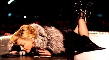 Além de seus vídeos polêmicos, Madonna também provocou o mundo em shows, programas de televisão, livros e desfiles. Separamos dez destes momentos, que você vê na galeria a seguir. - Reprodução/Facebook oficial