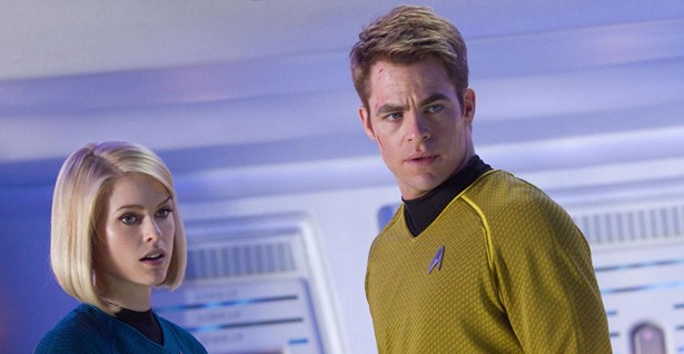 Chris Pine na pele do Capitão Kirk estrela filme da franquia pela segunda vez